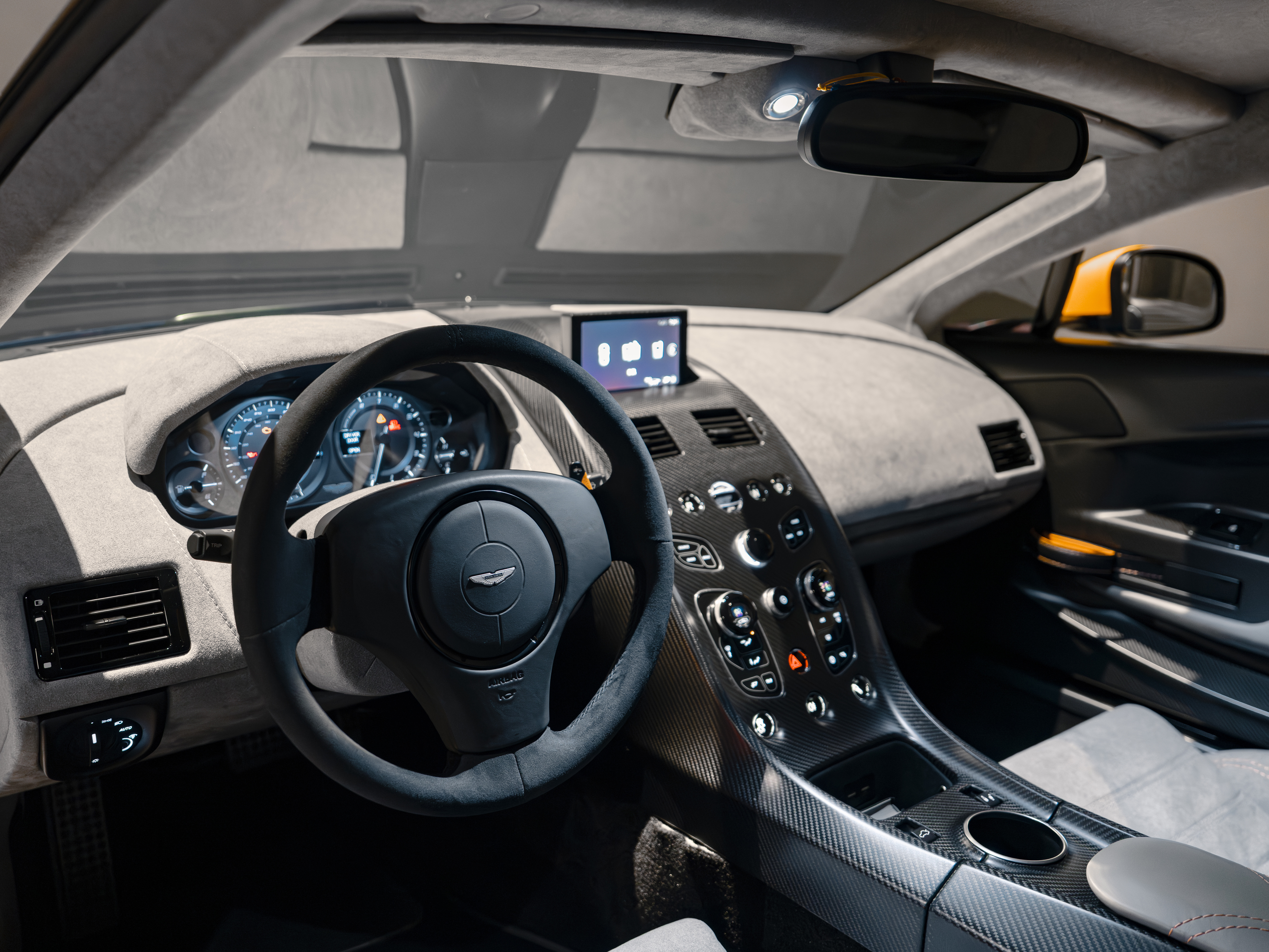 Aston Martin Vantage GT12 內裝