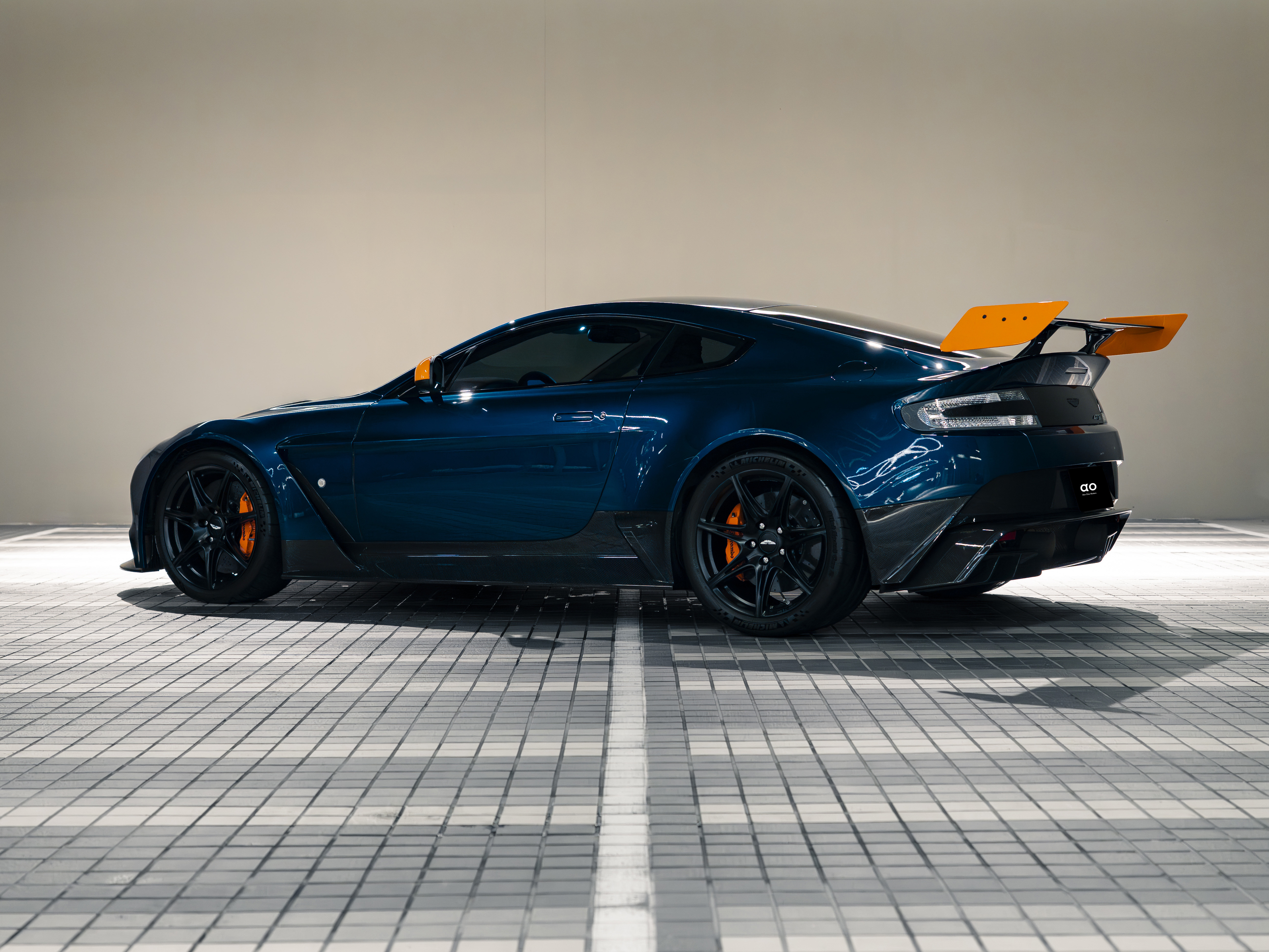 Aston Martin Vantage GT12 後方