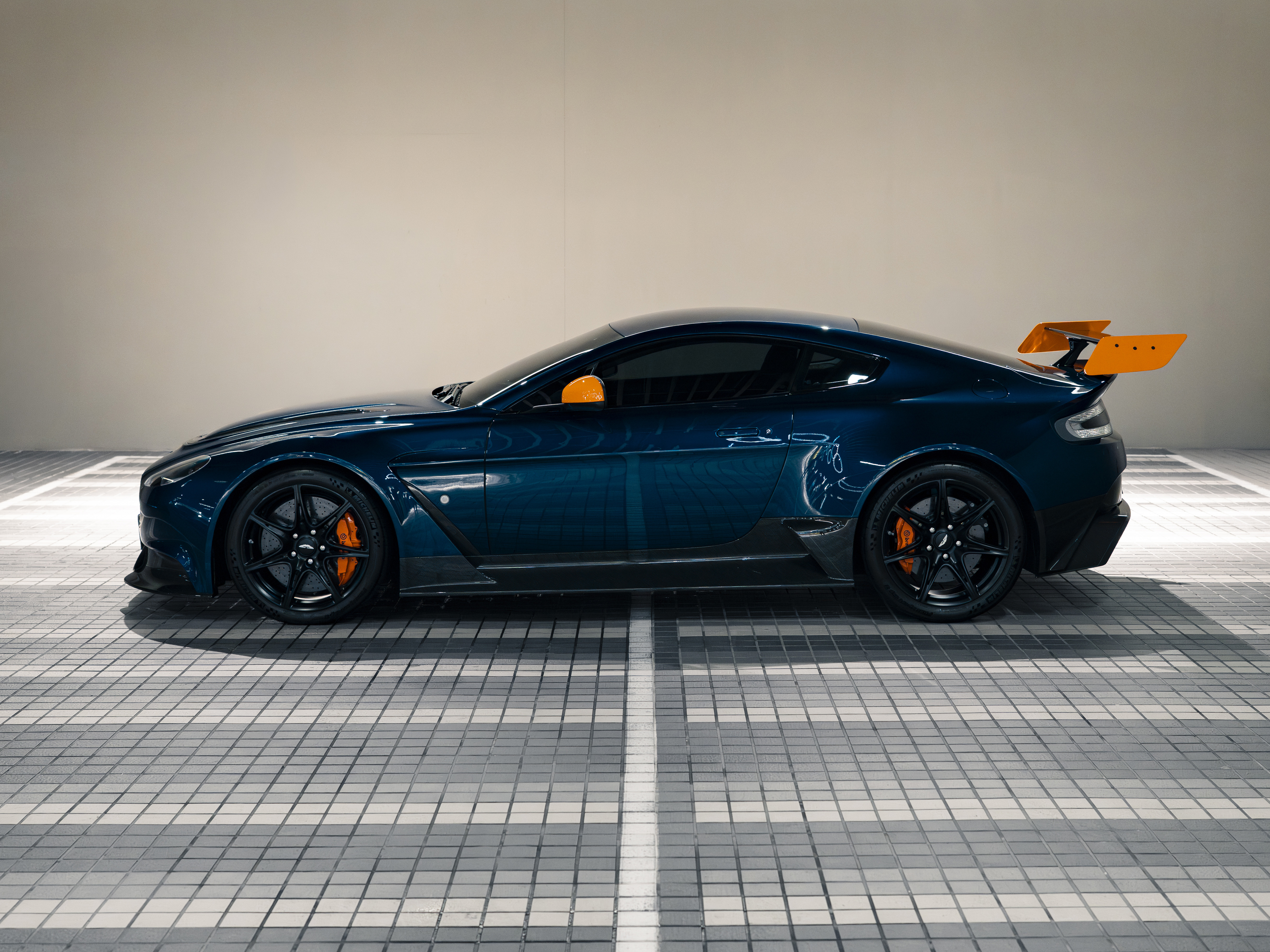 Aston Martin Vantage GT12 側面