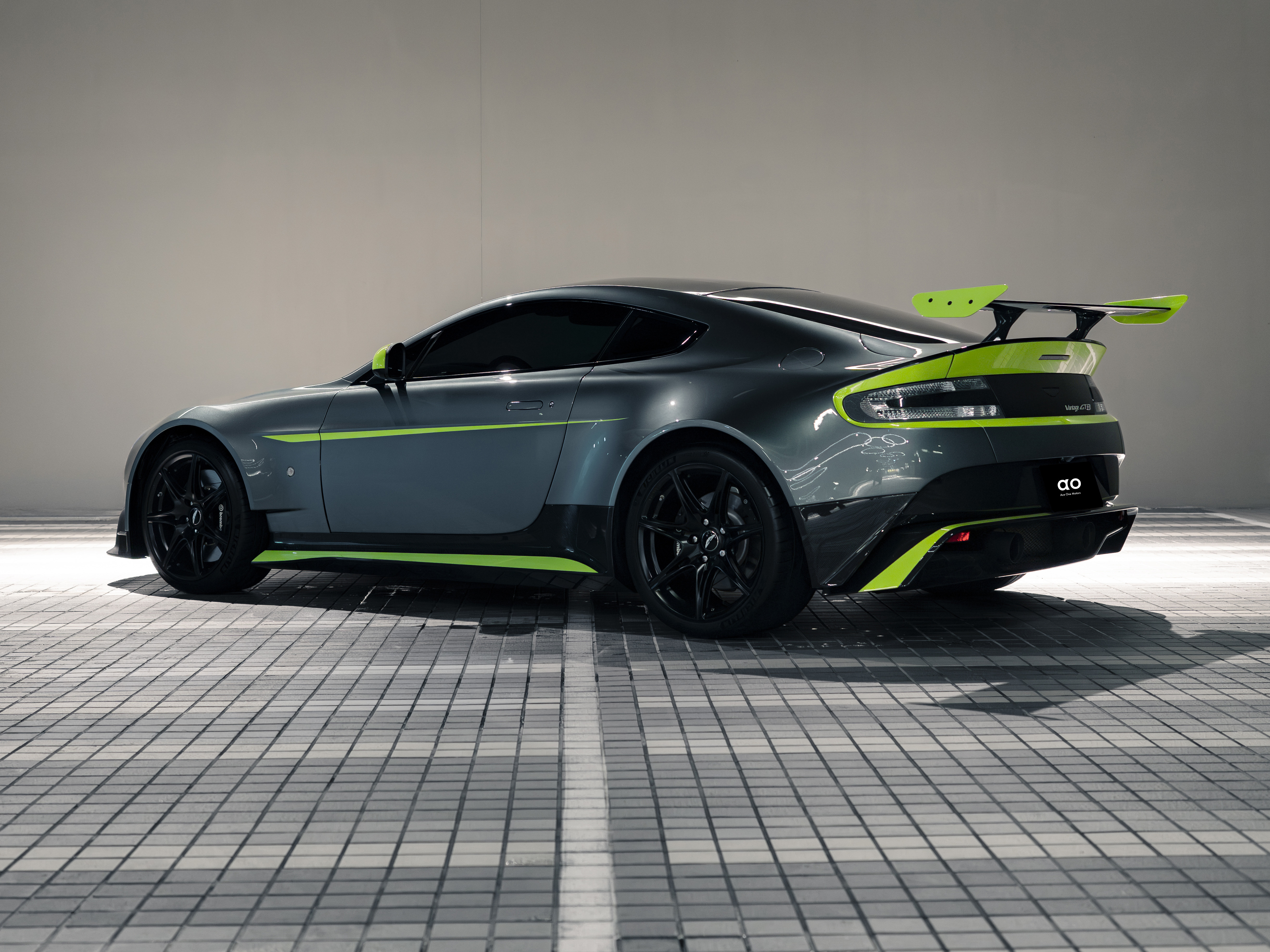 Aston Martin Vantage GT8 後方
