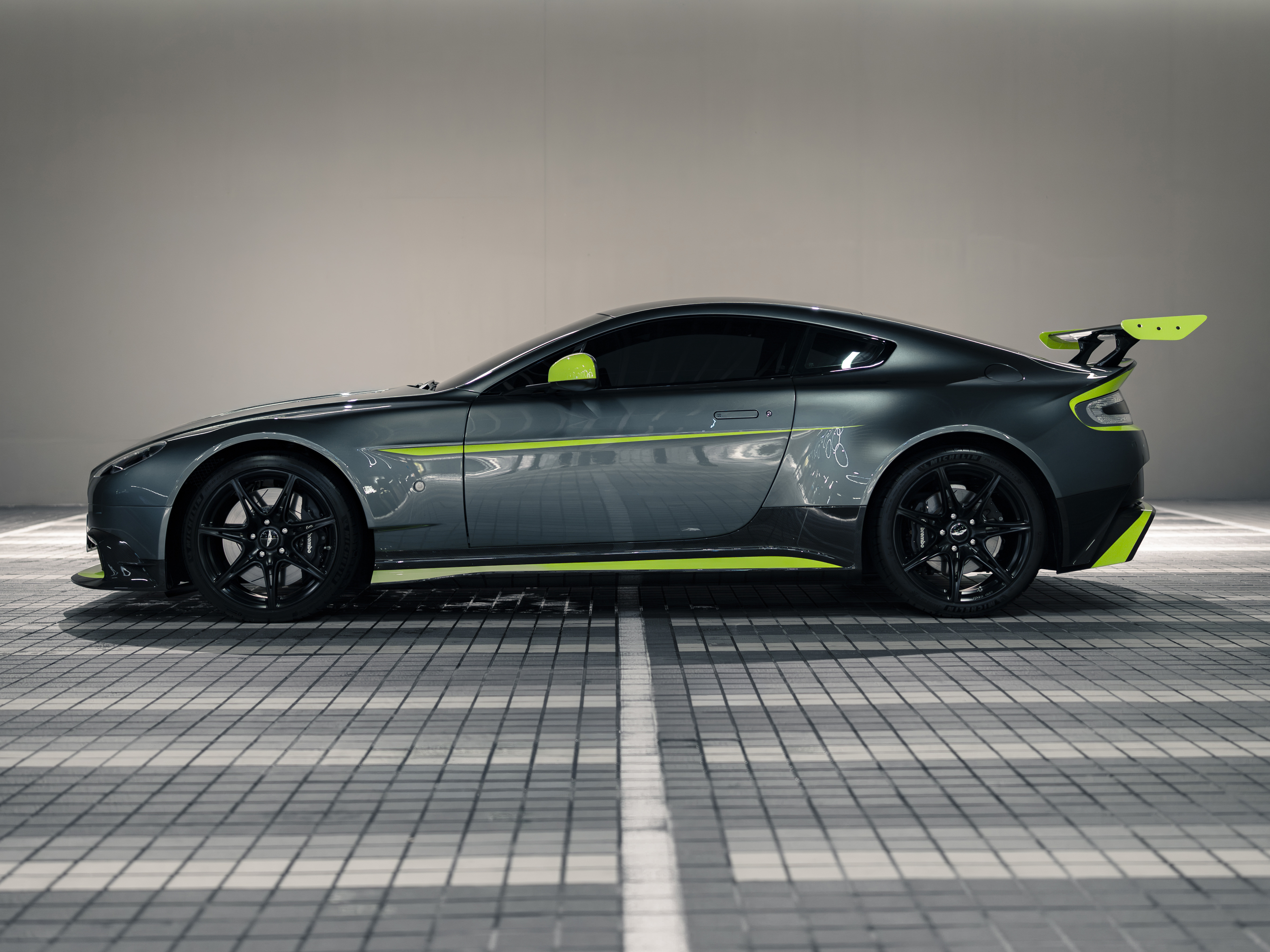 Aston Martin Vantage GT8 側面