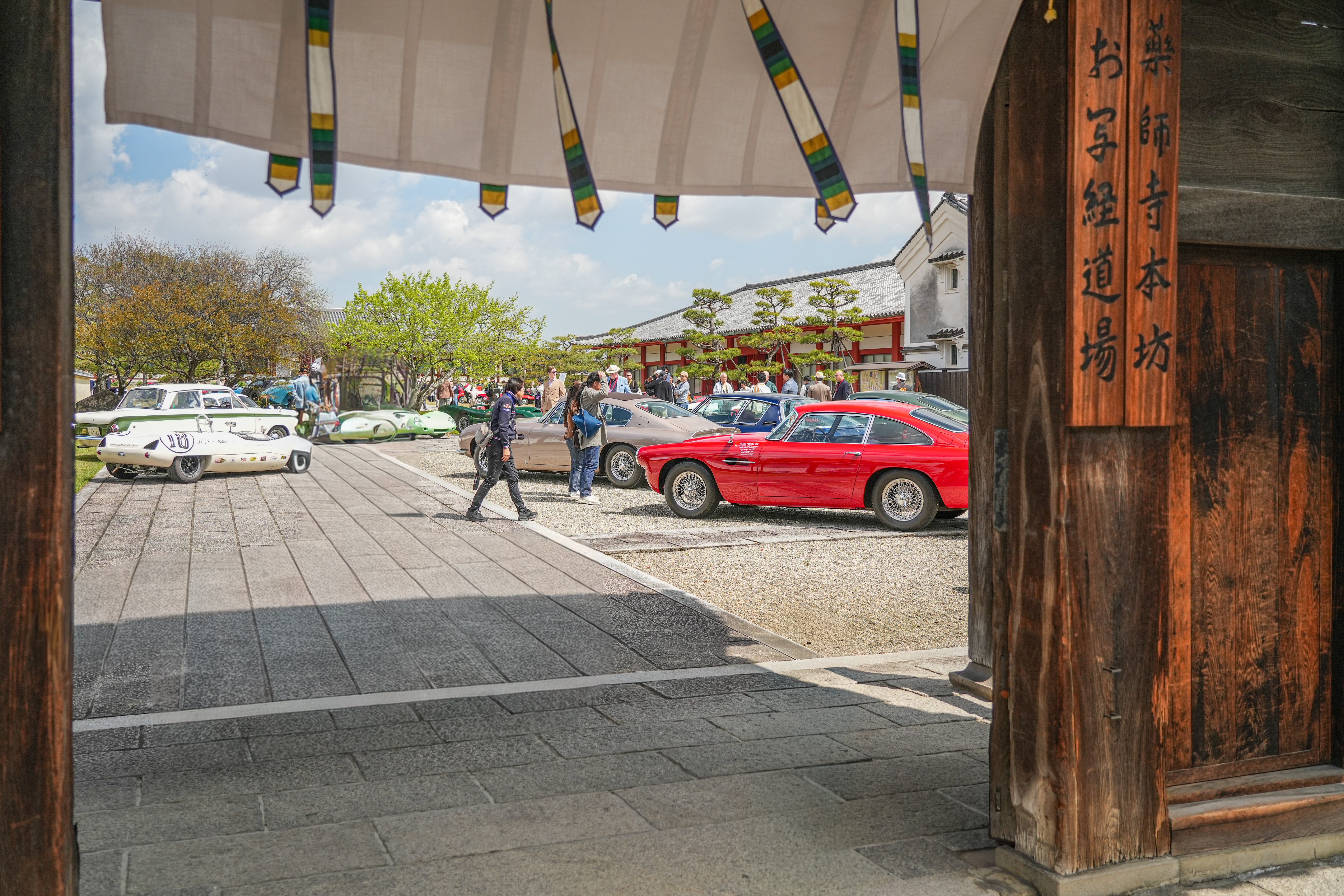 穿過山門望向古董車展