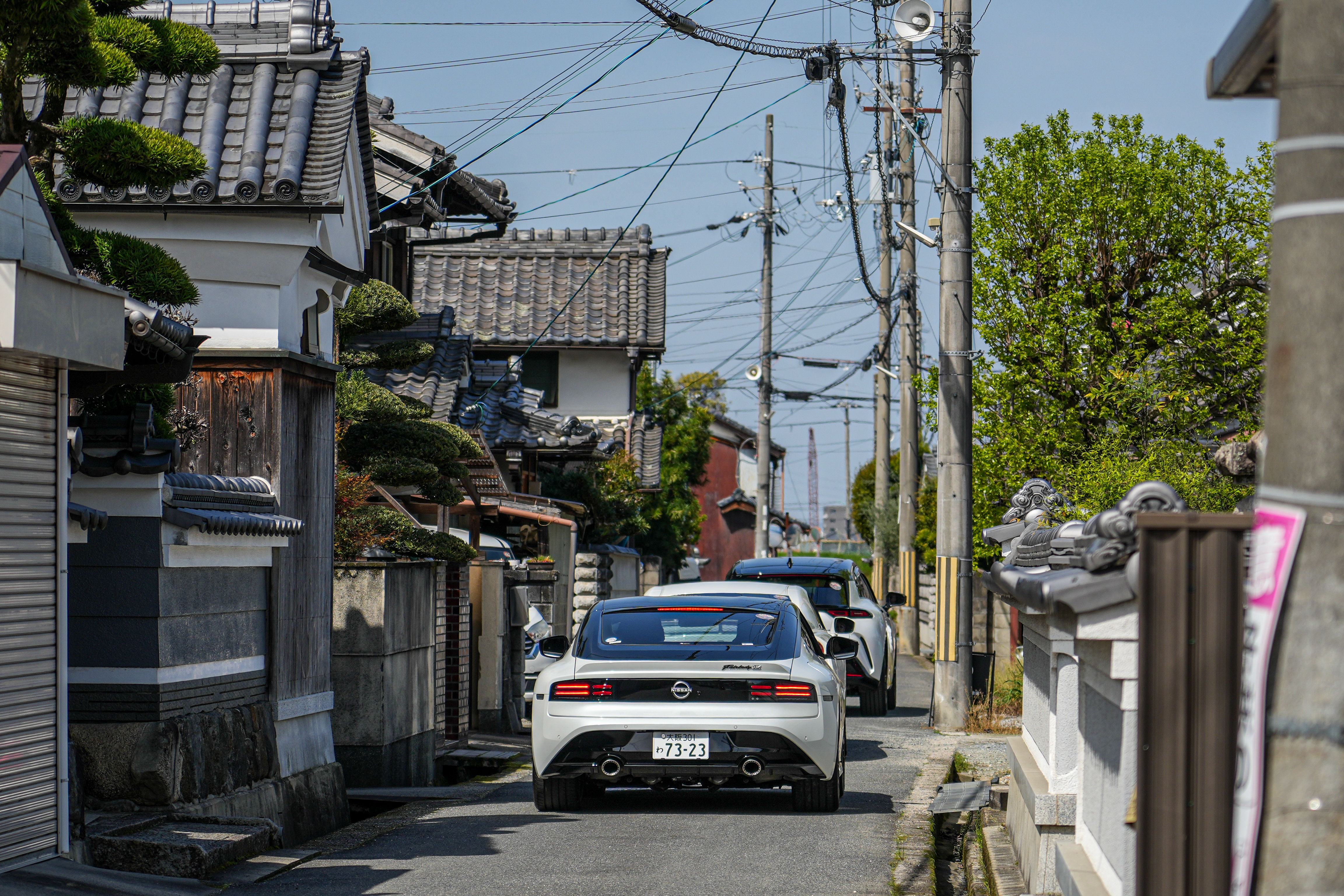 車隊穿行老街窄巷