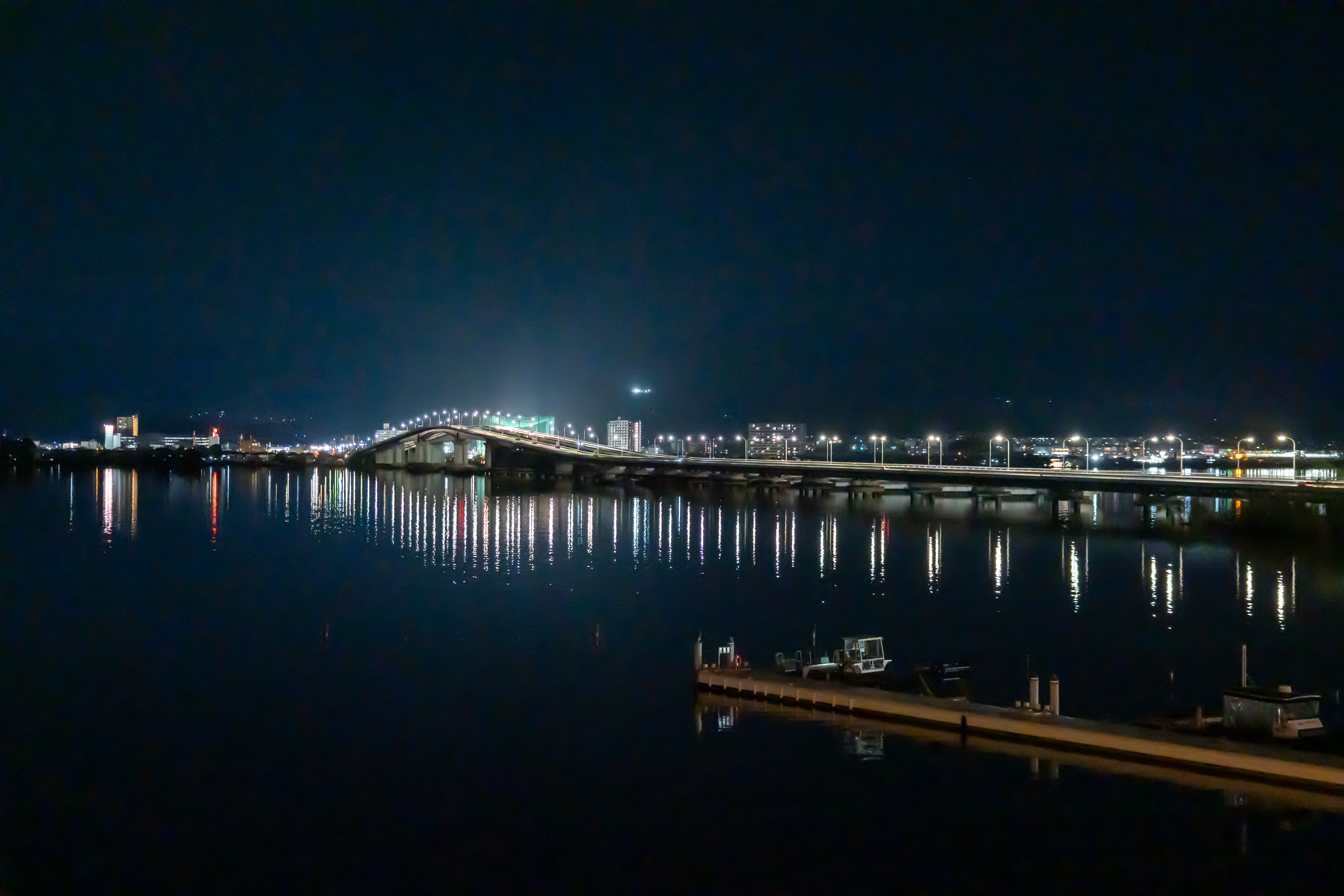 夜色橋景倒影
